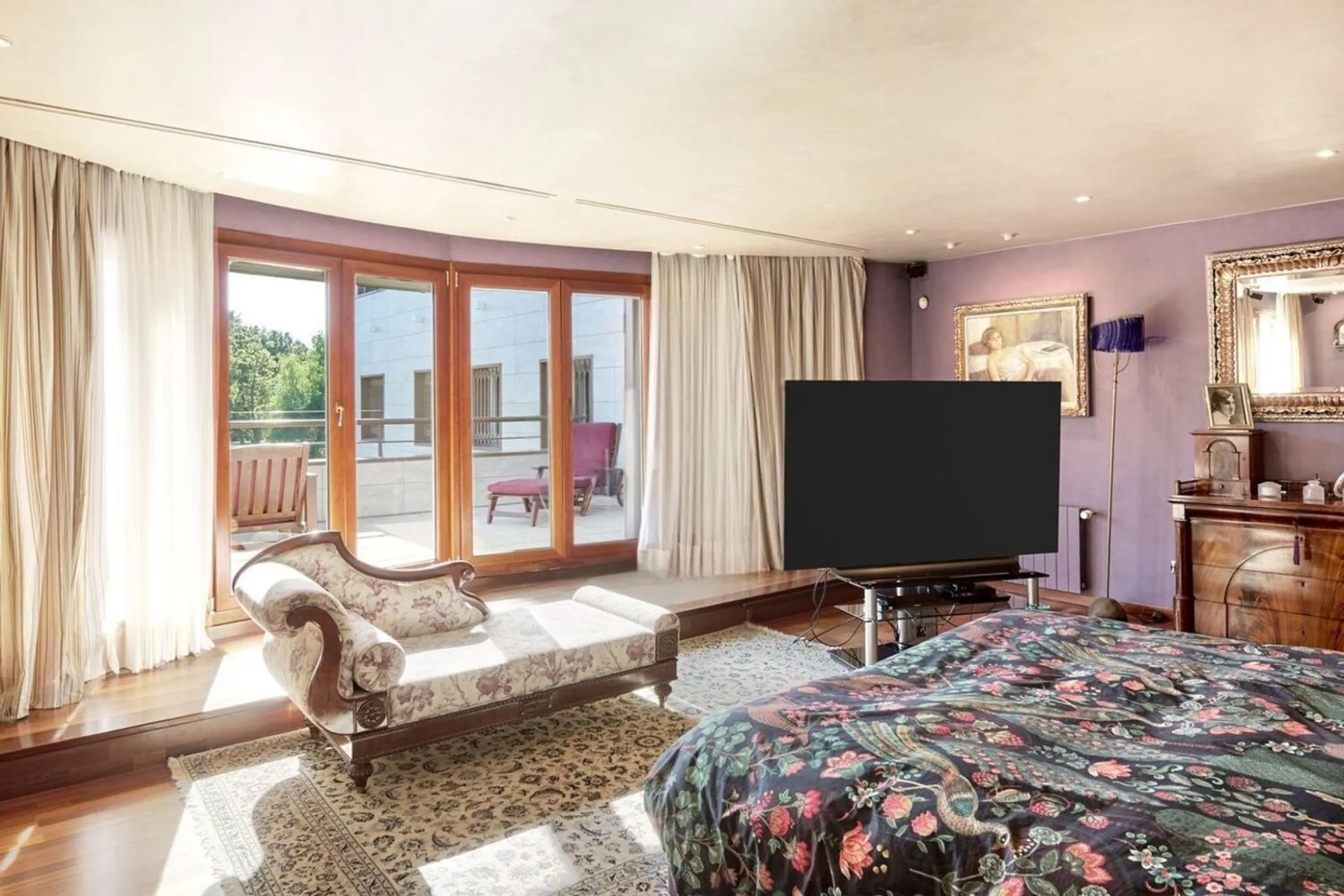 Spacious and elegant villa with pool in Terramar, Sitges