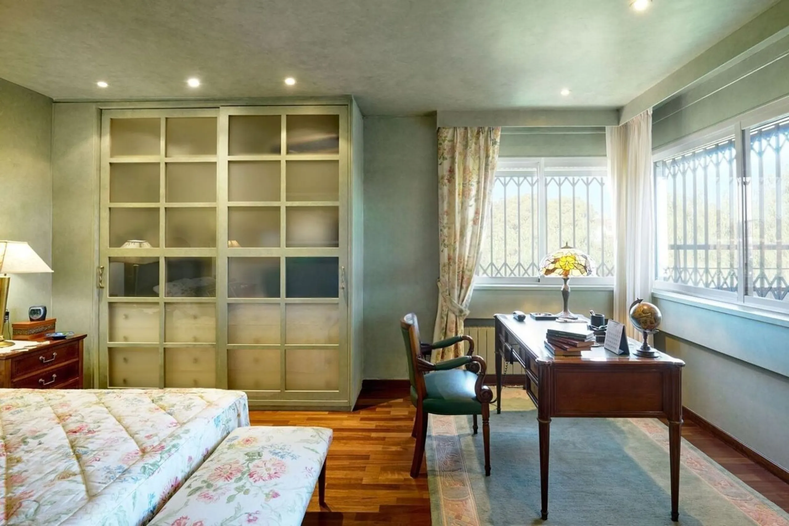 Spacious and elegant villa with pool in Terramar, Sitges