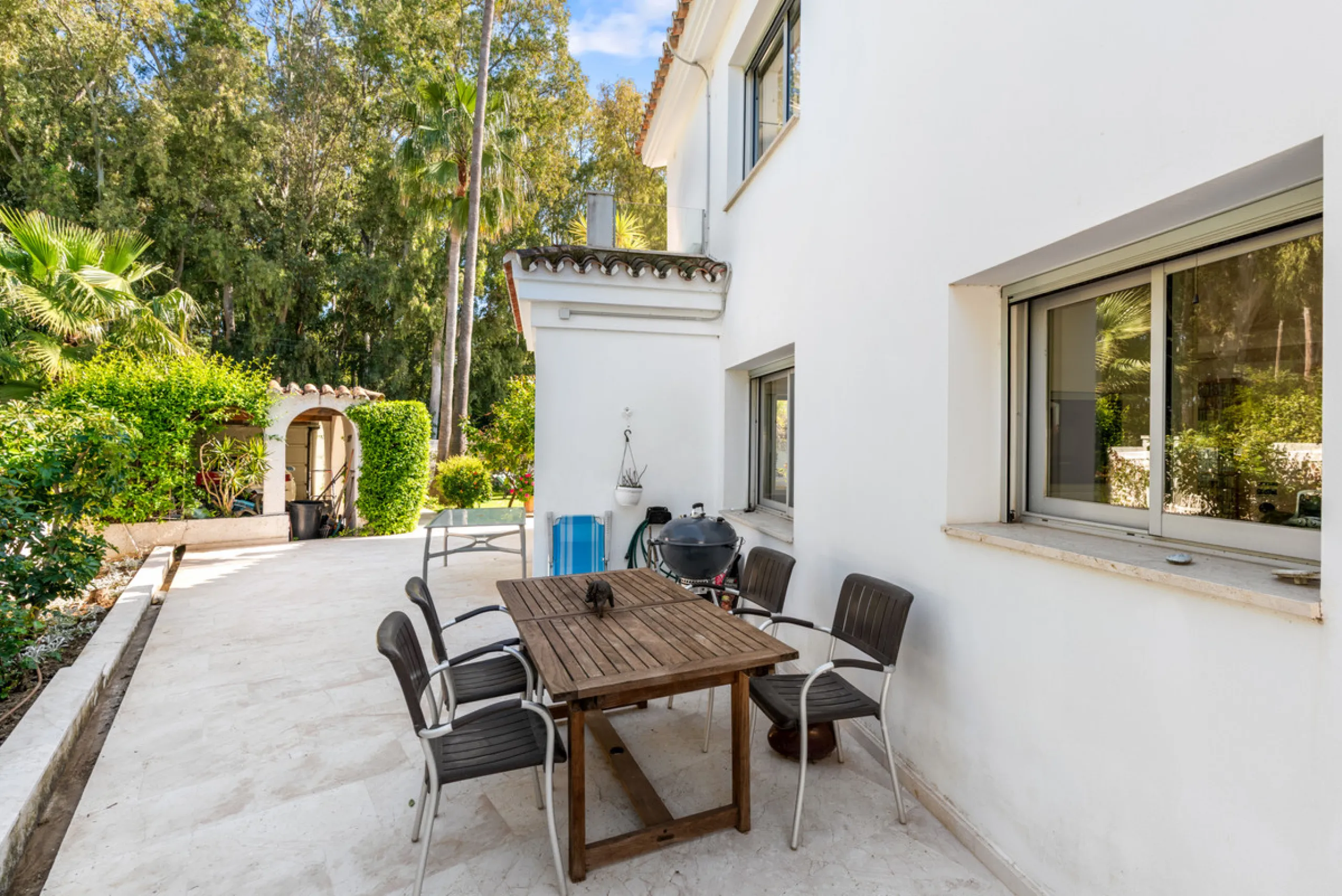Detached beachside home in San Pedro, set opposite the woodland area and Roman ruins, and within easy walking distance of amenities, the beach, restaurants and the town centre.