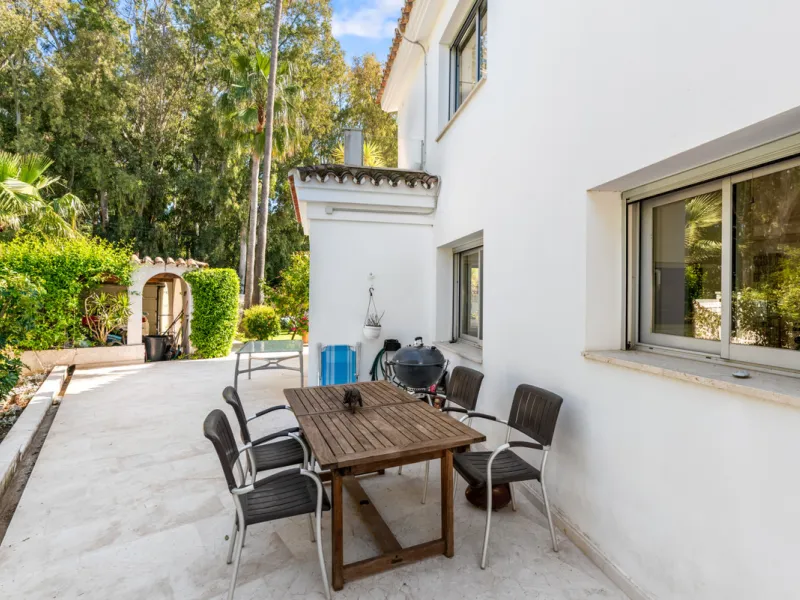 Detached beachside home in San Pedro, set opposite the woodland area and Roman ruins, and within easy walking distance of amenities, the beach, restaurants and the town centre.