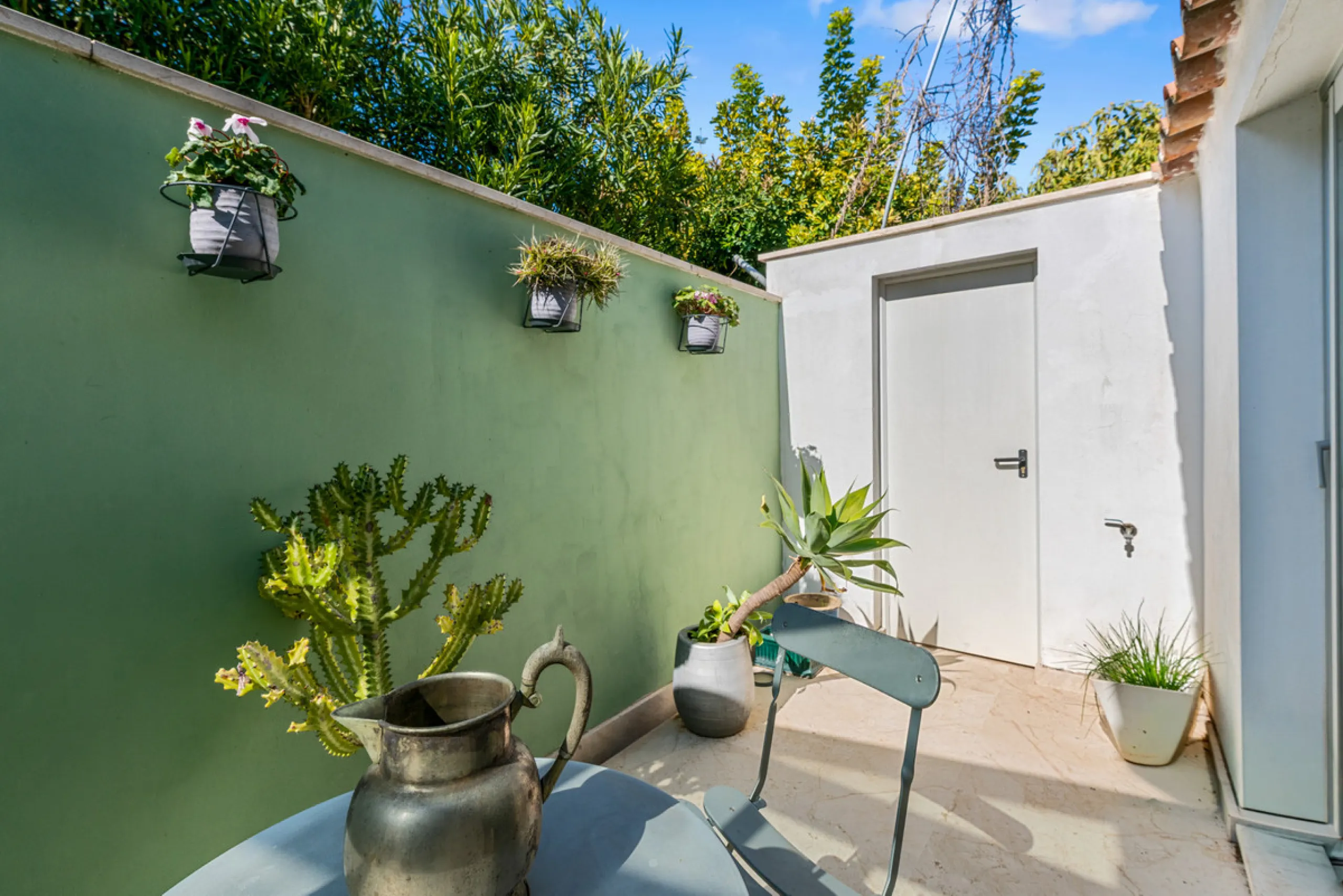 Detached beachside home in San Pedro, set opposite the woodland area and Roman ruins, and within easy walking distance of amenities, the beach, restaurants and the town centre.