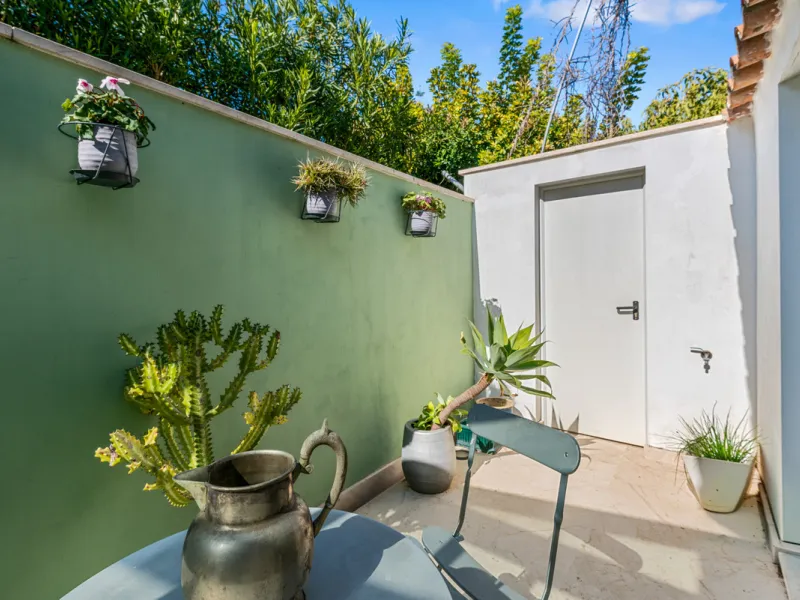 Detached beachside home in San Pedro, set opposite the woodland area and Roman ruins, and within easy walking distance of amenities, the beach, restaurants and the town centre.