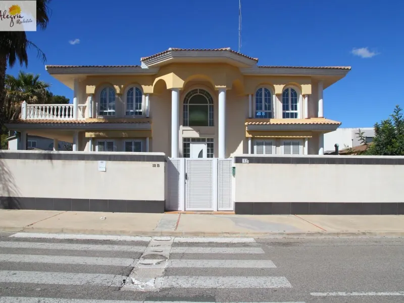 Detached villa for sale in Montesol