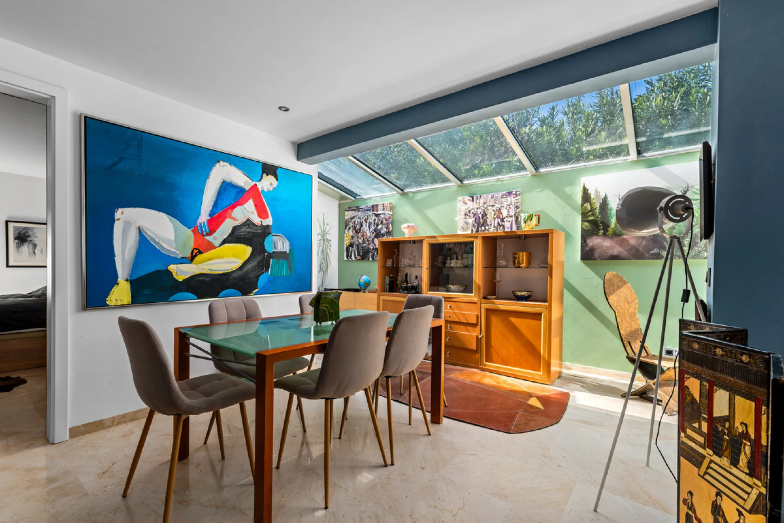 Detached beachside home in San Pedro, set opposite the woodland area and Roman ruins, and within easy walking distance of amenities, the beach, restaurants and the town centre.