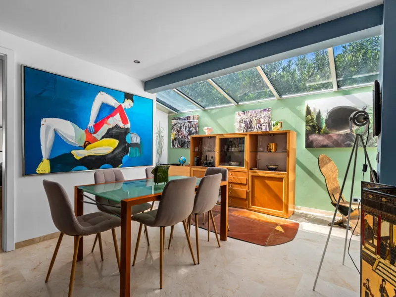 Detached beachside home in San Pedro, set opposite the woodland area and Roman ruins, and within easy walking distance of amenities, the beach, restaurants and the town centre.