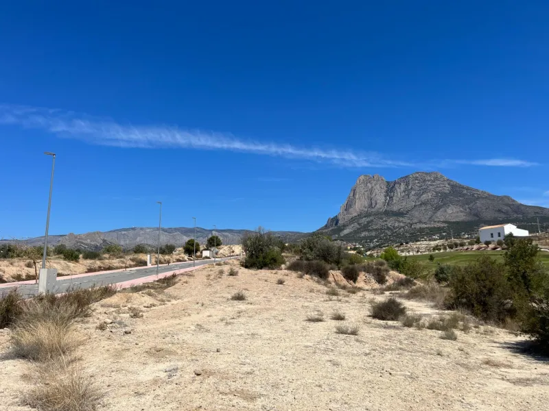 Parcela edificable junto a Puig Campana Golf