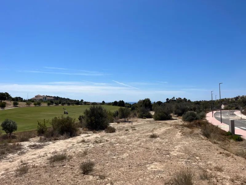 Parcela edificable junto a Puig Campana Golf
