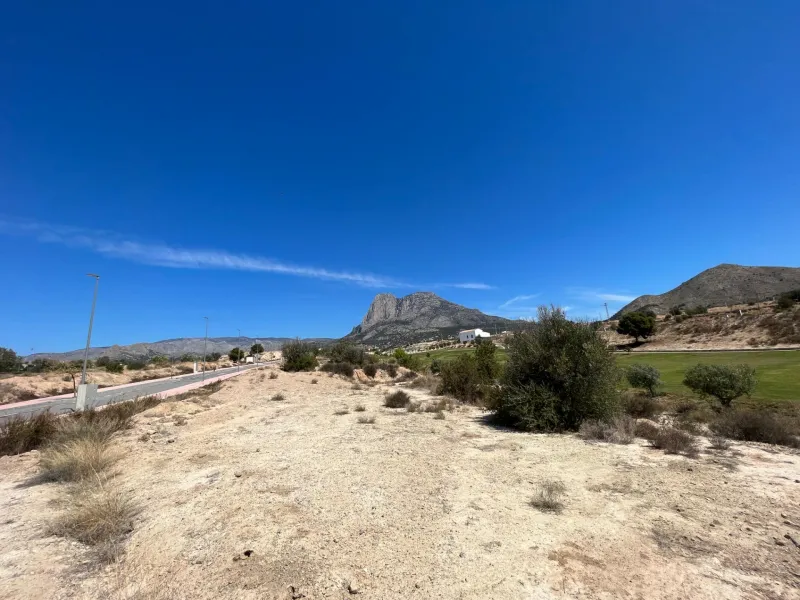 Parcela edificable junto a Puig Campana Golf