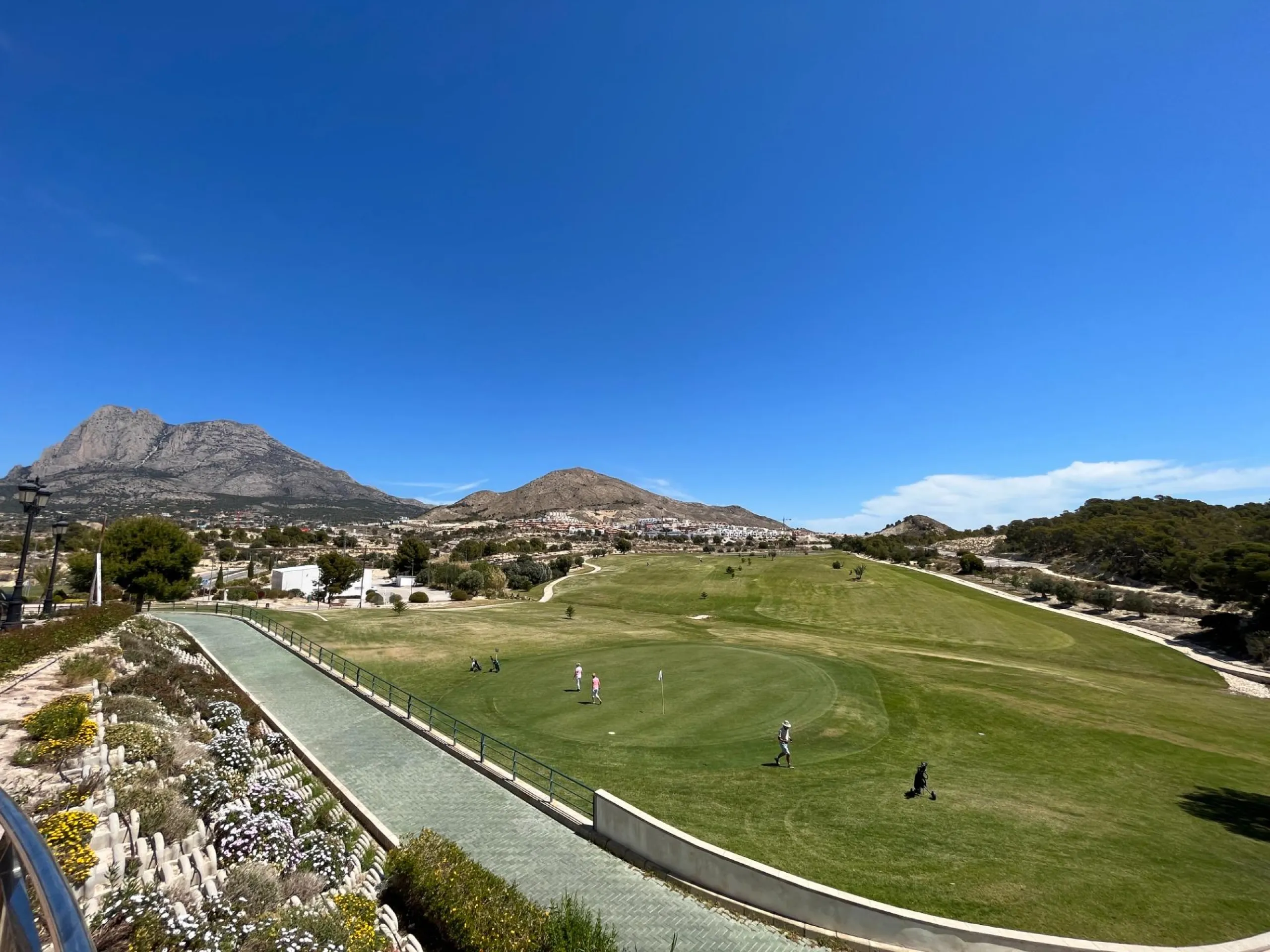 Parcela edificable junto a Puig Campana Golf