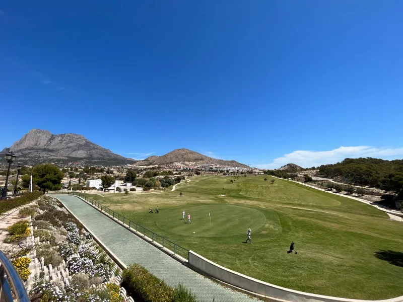 Parcela edificable junto a Puig Campana Golf