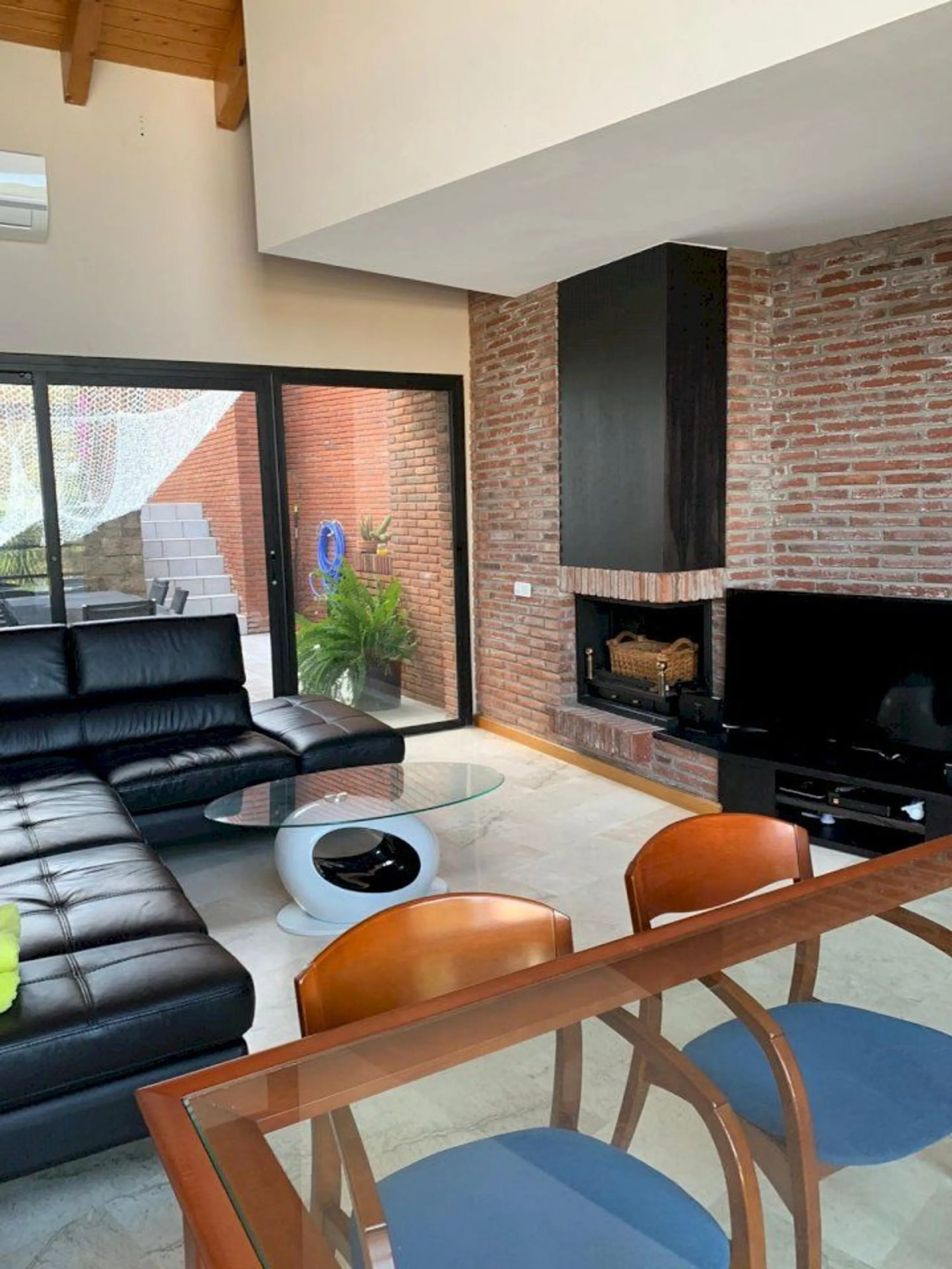 Casa moderna y luminosa con piscina en Montemar, Castelldefels