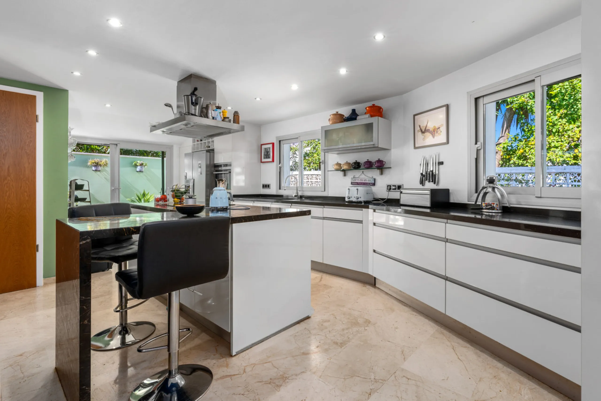 Detached beachside home in San Pedro, set opposite the woodland area and Roman ruins, and within easy walking distance of amenities, the beach, restaurants and the town centre.