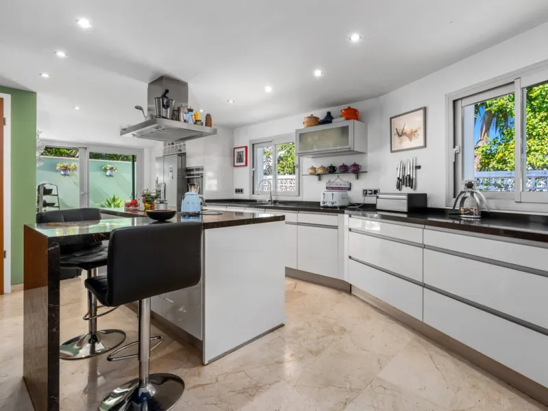 Detached beachside home in San Pedro, set opposite the woodland area and Roman ruins, and within easy walking distance of amenities, the beach, restaurants and the town centre.