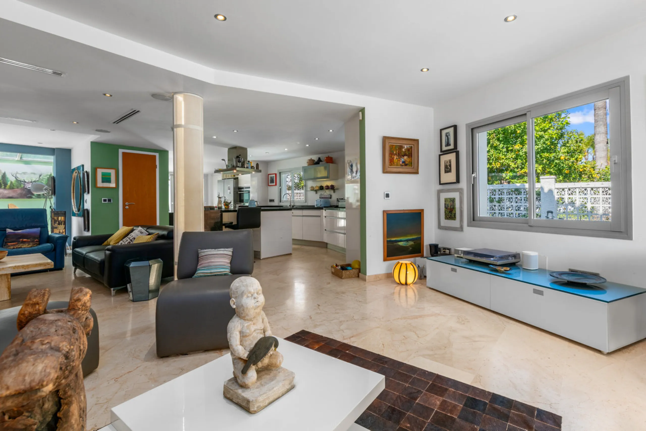 Detached beachside home in San Pedro, set opposite the woodland area and Roman ruins, and within easy walking distance of amenities, the beach, restaurants and the town centre.