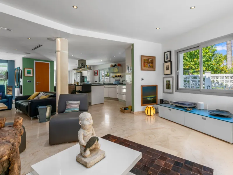 Detached beachside home in San Pedro, set opposite the woodland area and Roman ruins, and within easy walking distance of amenities, the beach, restaurants and the town centre.