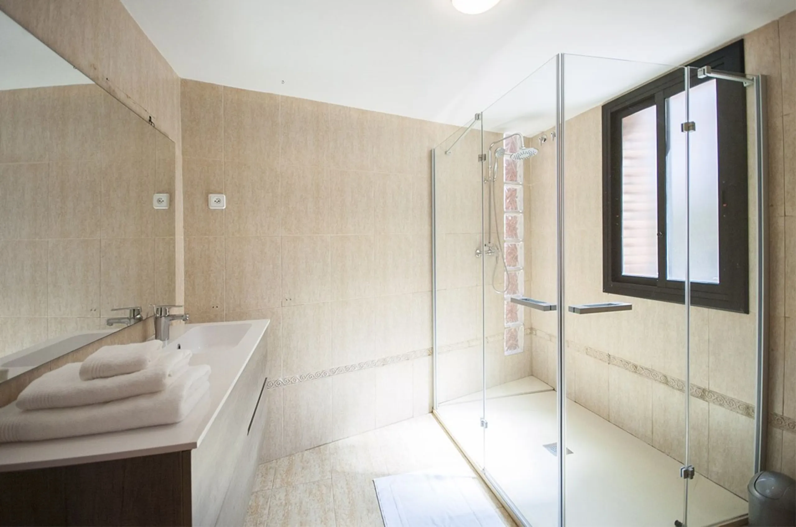Casa moderna y luminosa con piscina en Montemar, Castelldefels