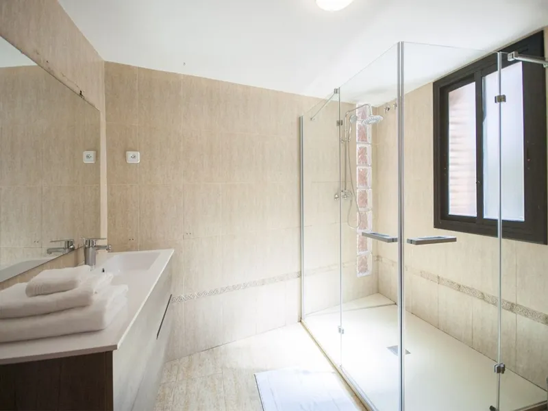 Casa moderna y luminosa con piscina en Montemar, Castelldefels