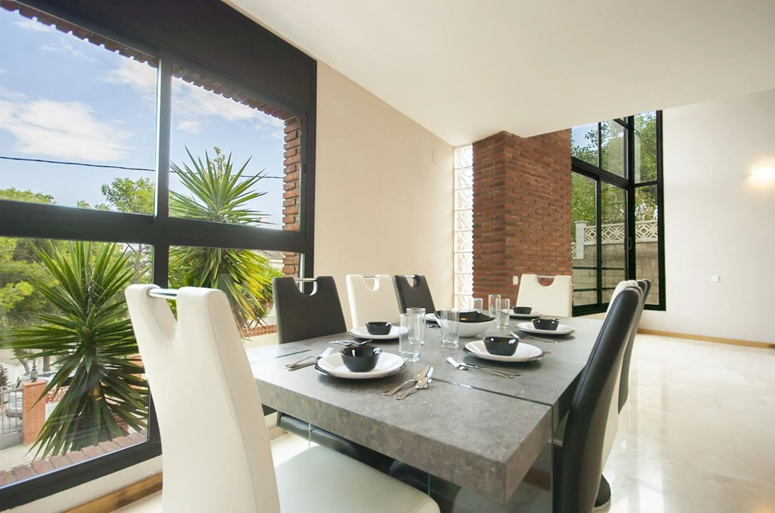 Casa moderna y luminosa con piscina en Montemar, Castelldefels