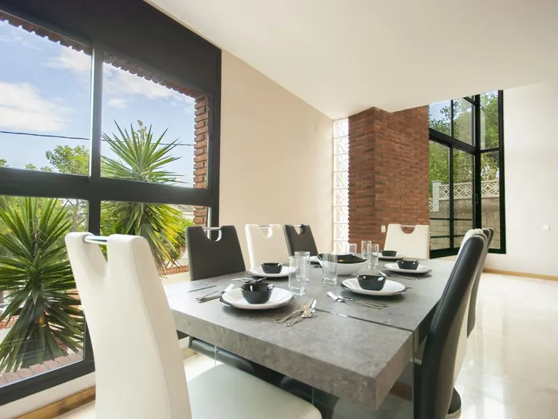 Casa moderna y luminosa con piscina en Montemar, Castelldefels