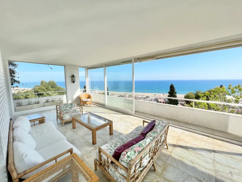 Villa exclusiva y privada con vistas al mar en Bellamar, Castelldefels