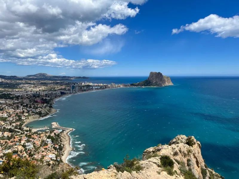 Tu vida frente al Mediterráneo · Apartamentos y áticos en Calpe a 200 m de la playa