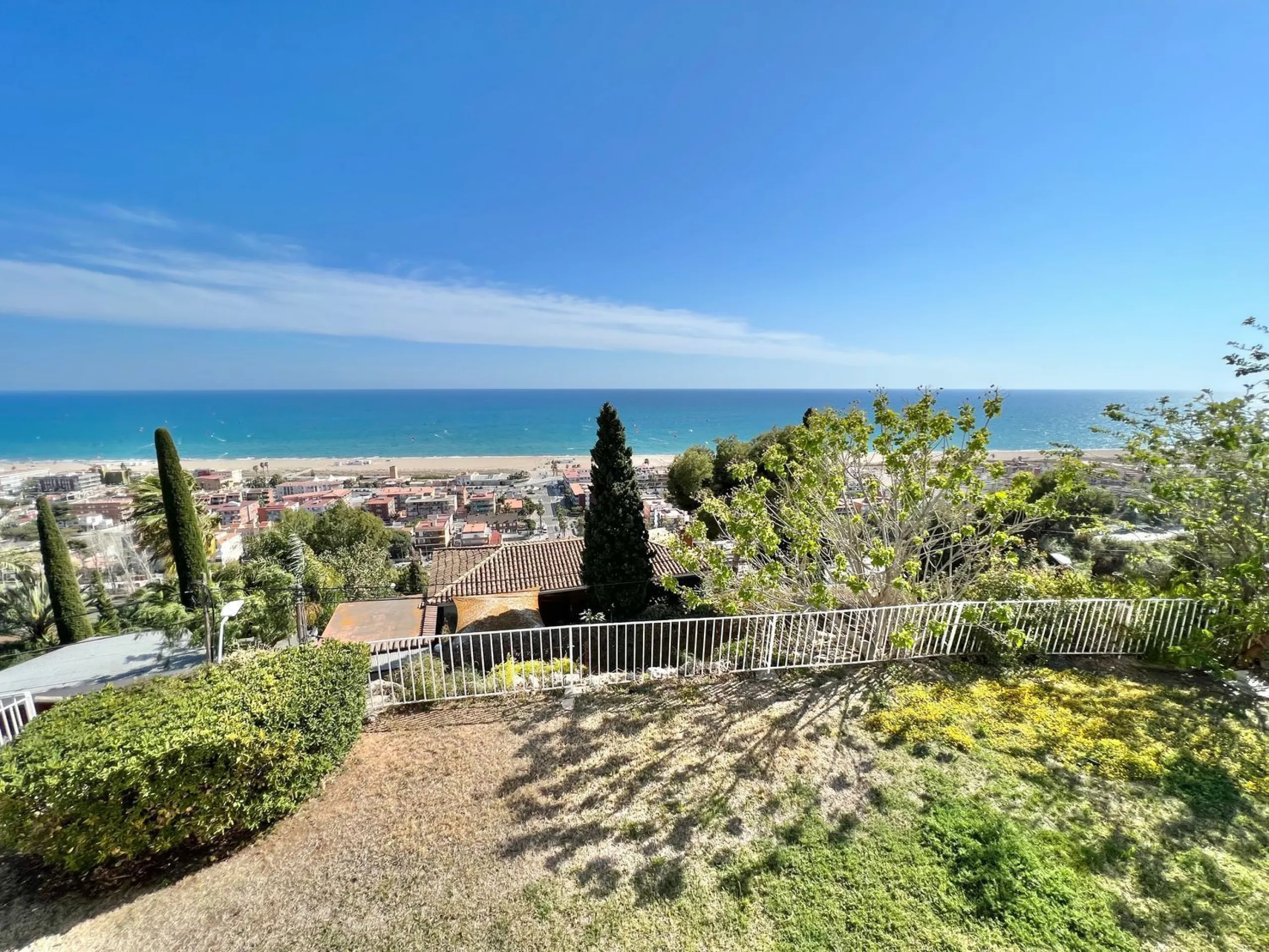 Villa exclusiva y privada con vistas al mar en Bellamar, Castelldefels