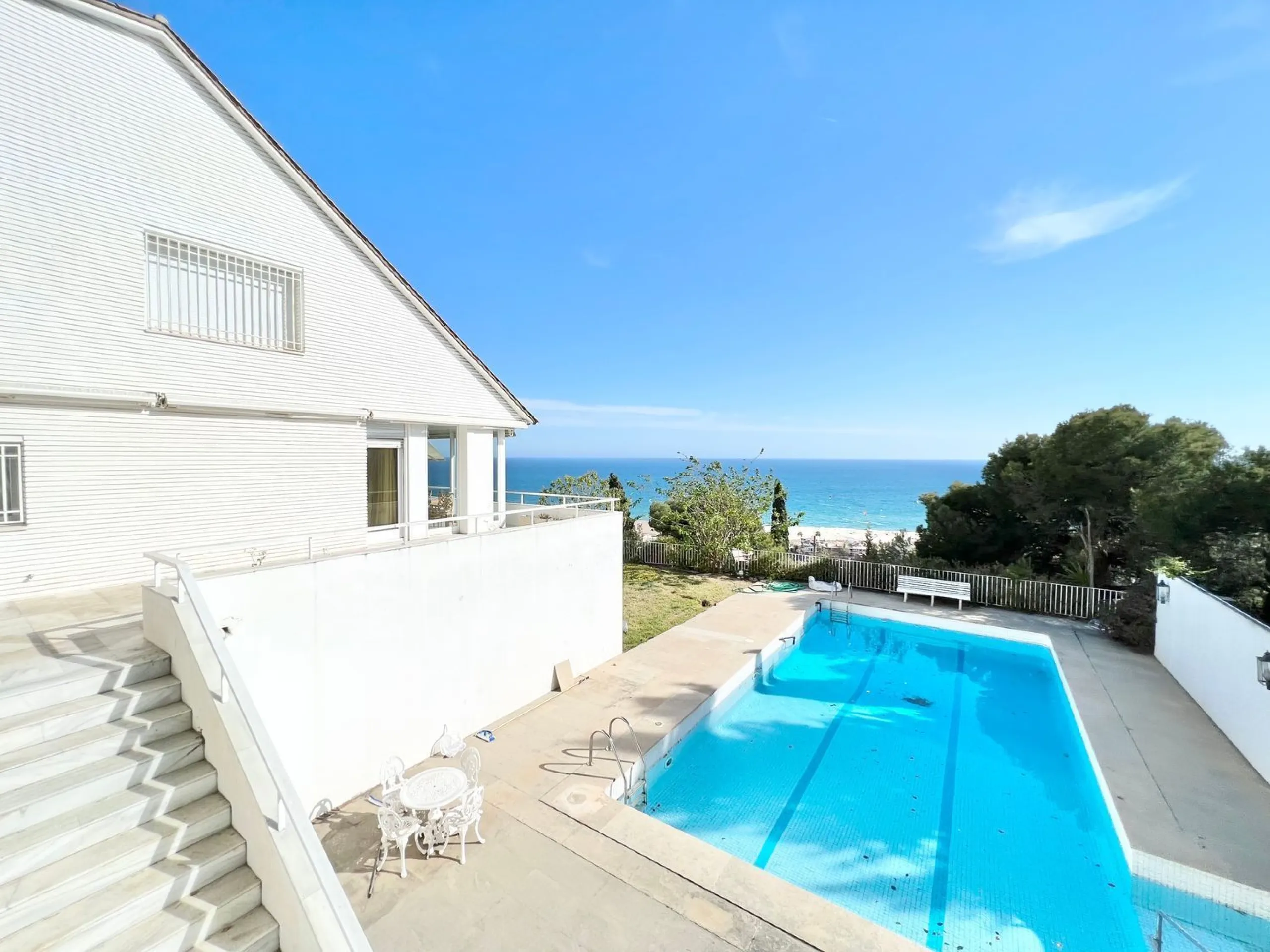Villa exclusiva y privada con vistas al mar en Bellamar, Castelldefels