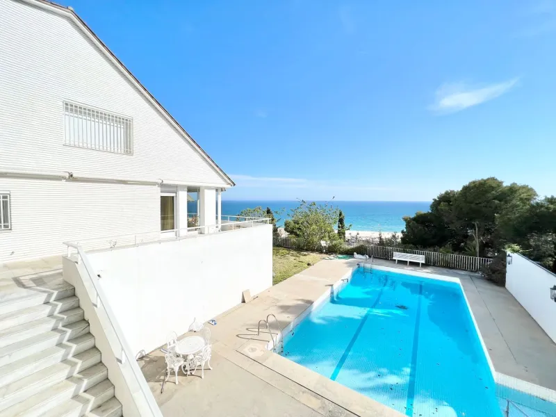 Villa exclusiva y privada con vistas al mar en Bellamar, Castelldefels