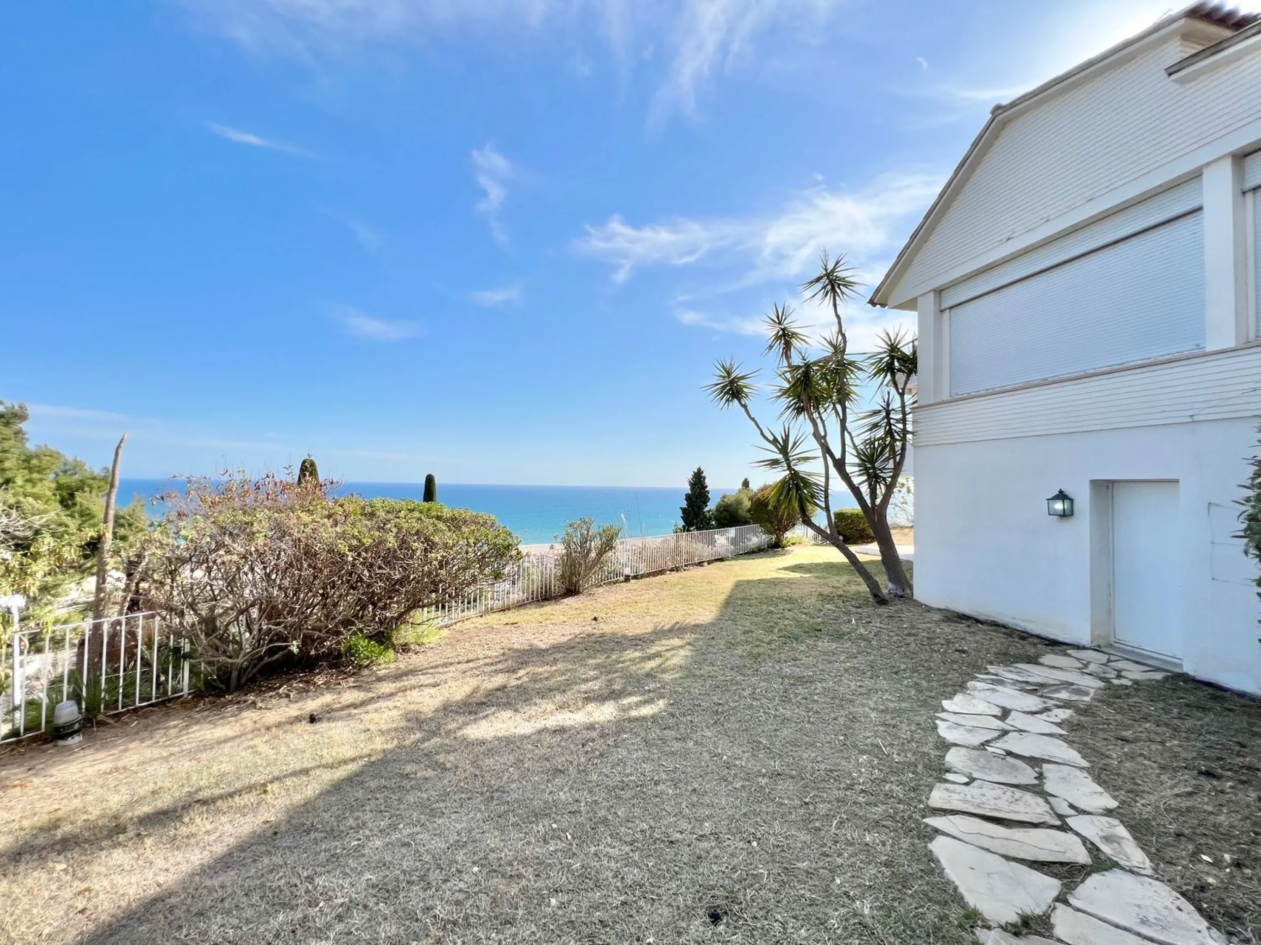 Villa exclusiva y privada con vistas al mar en Bellamar, Castelldefels