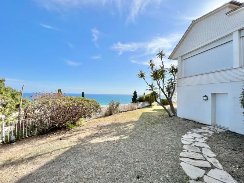 Villa exclusiva y privada con vistas al mar en Bellamar, Castelldefels