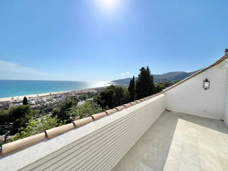 Villa exclusiva y privada con vistas al mar en Bellamar, Castelldefels