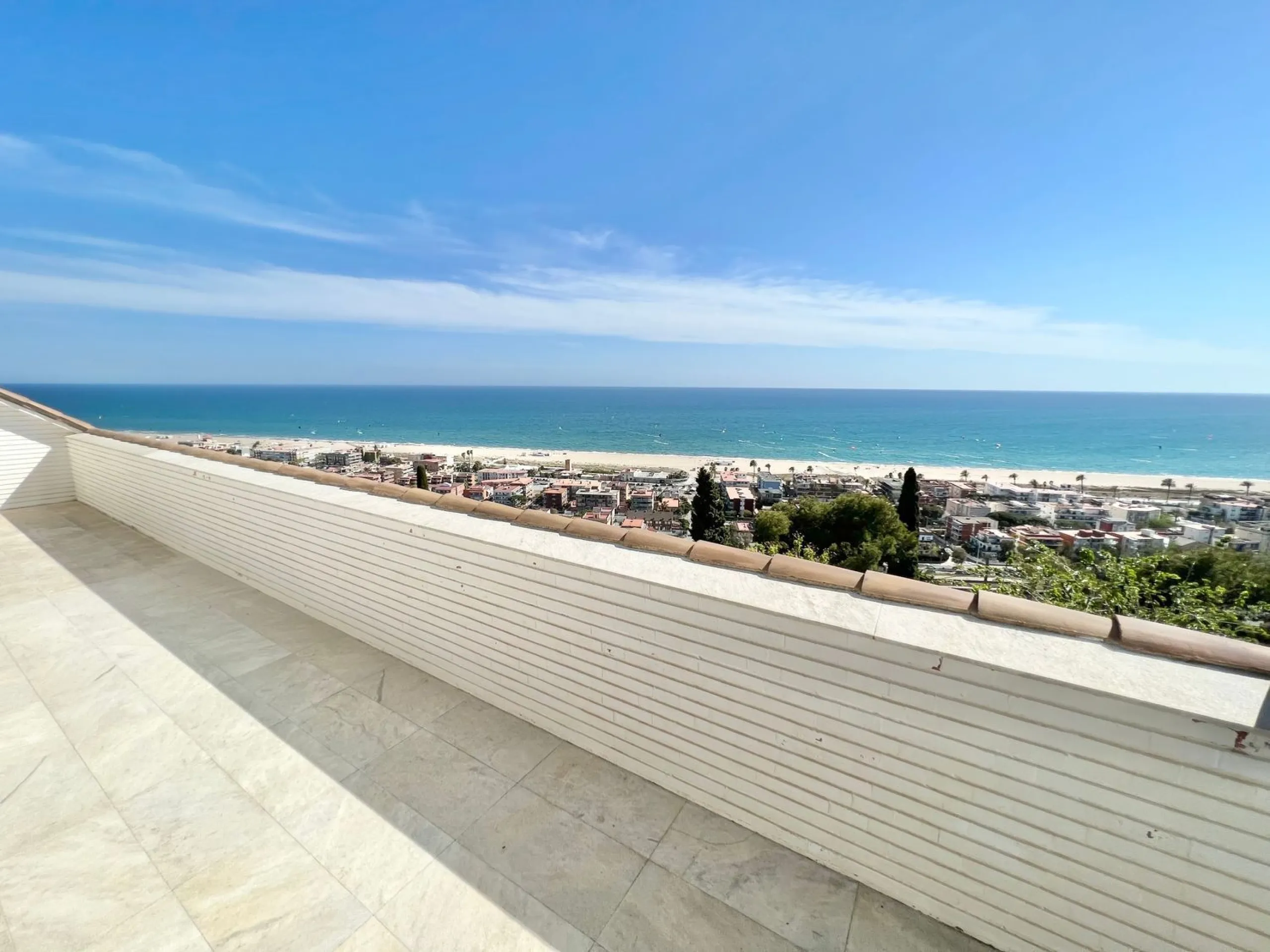 Villa exclusiva y privada con vistas al mar en Bellamar, Castelldefels