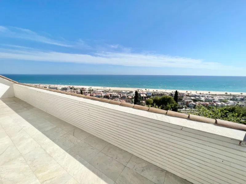 Villa exclusiva y privada con vistas al mar en Bellamar, Castelldefels