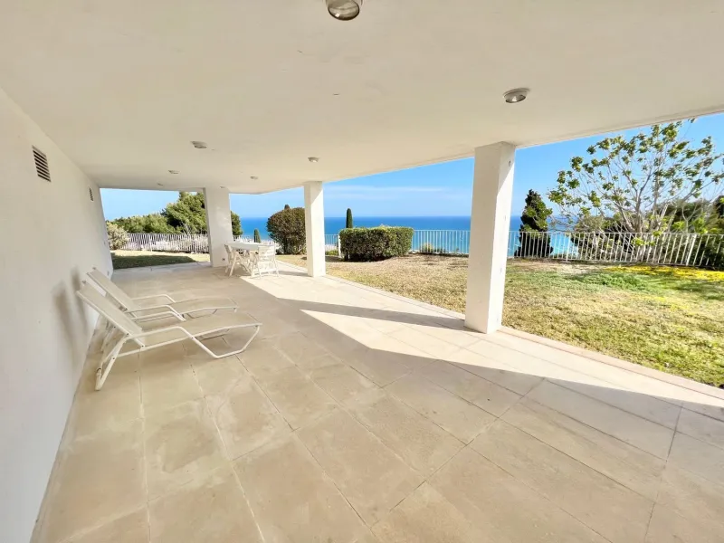 Villa exclusiva y privada con vistas al mar en Bellamar, Castelldefels