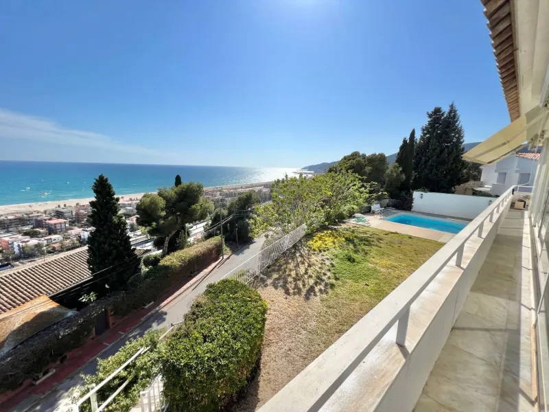 Villa exclusiva y privada con vistas al mar en Bellamar, Castelldefels