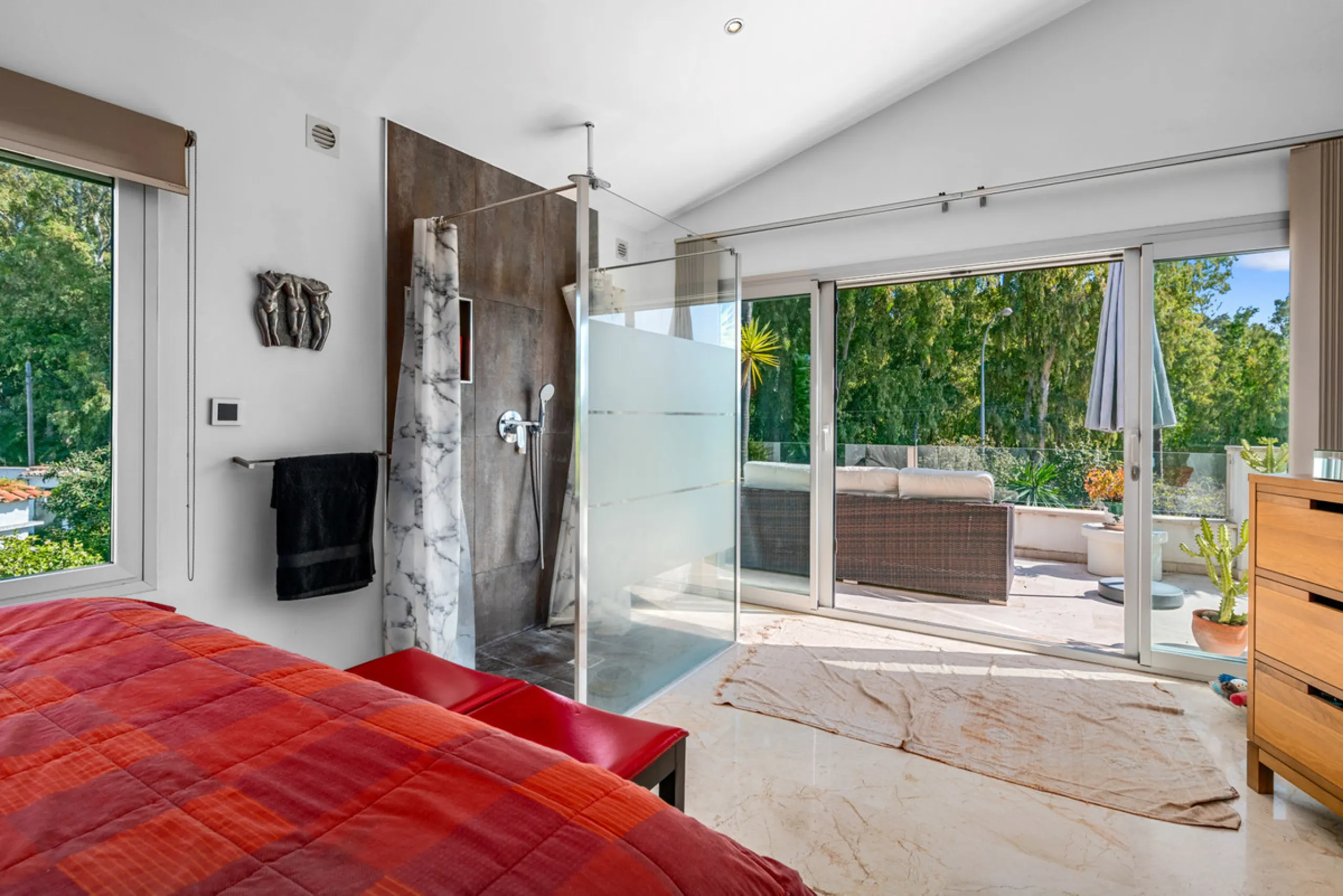 Detached beachside home in San Pedro, set opposite the woodland area and Roman ruins, and within easy walking distance of amenities, the beach, restaurants and the town centre.