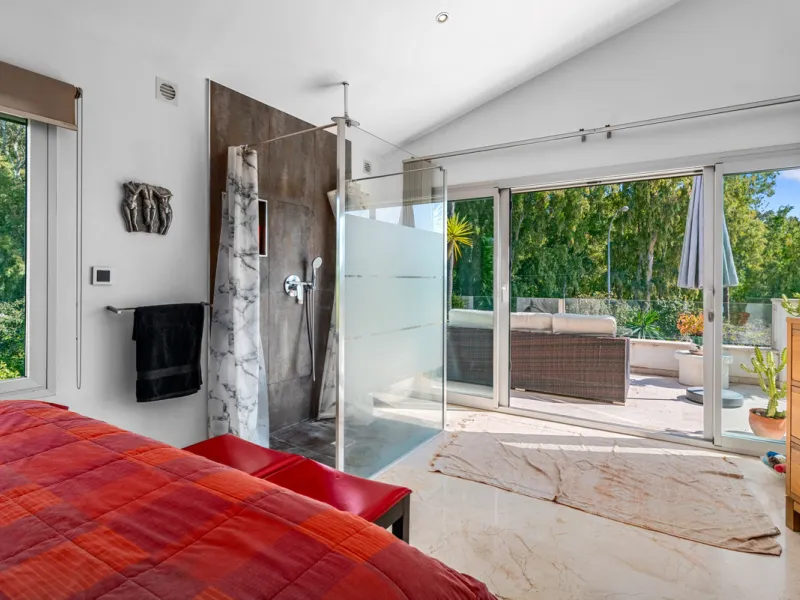 Detached beachside home in San Pedro, set opposite the woodland area and Roman ruins, and within easy walking distance of amenities, the beach, restaurants and the town centre.