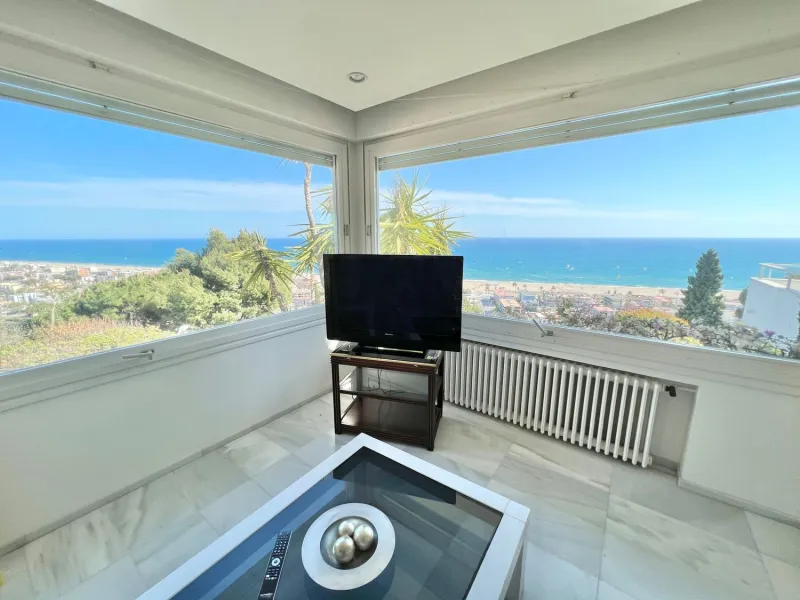 Villa exclusiva y privada con vistas al mar en Bellamar, Castelldefels
