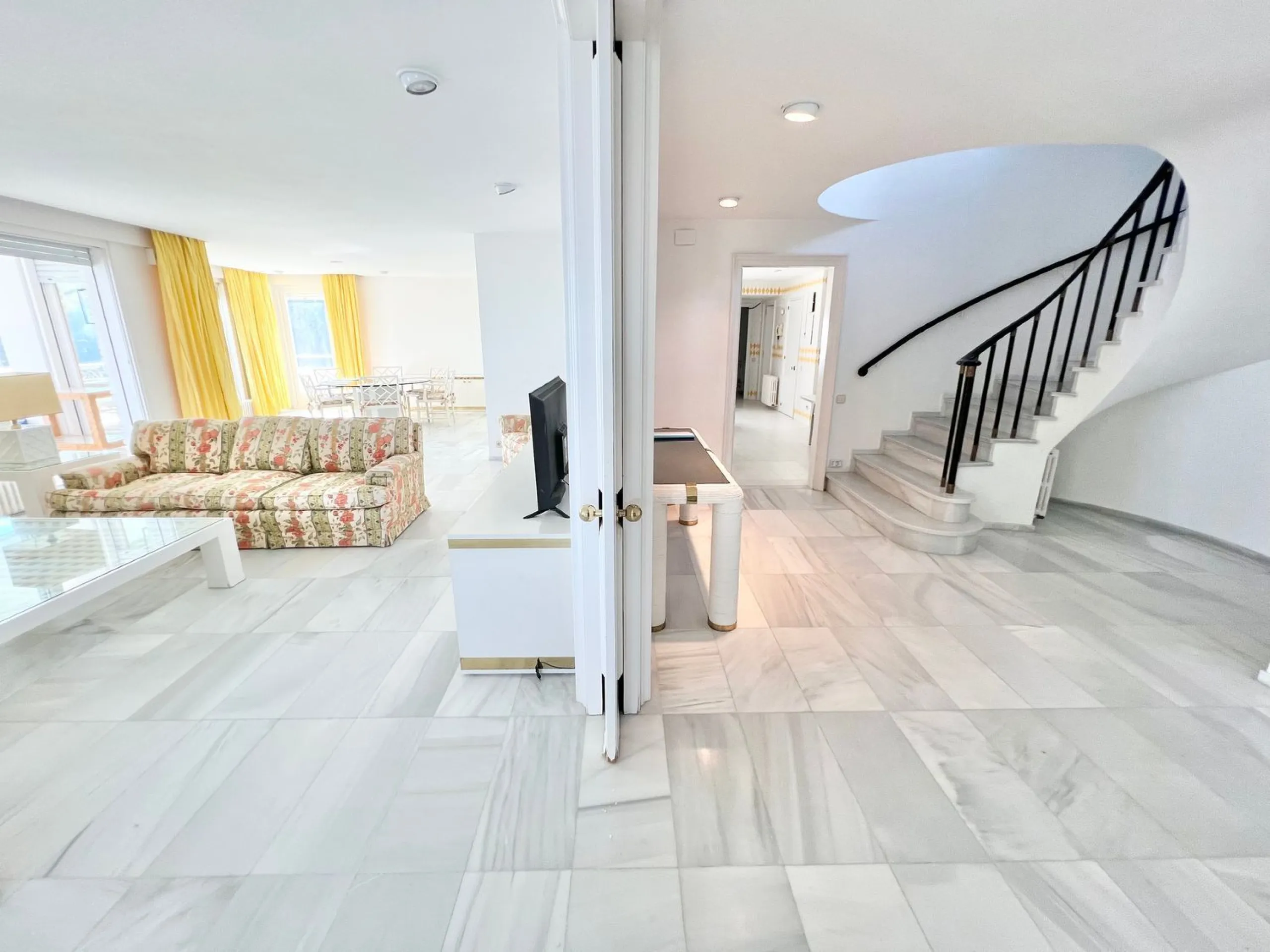 Villa exclusiva y privada con vistas al mar en Bellamar, Castelldefels