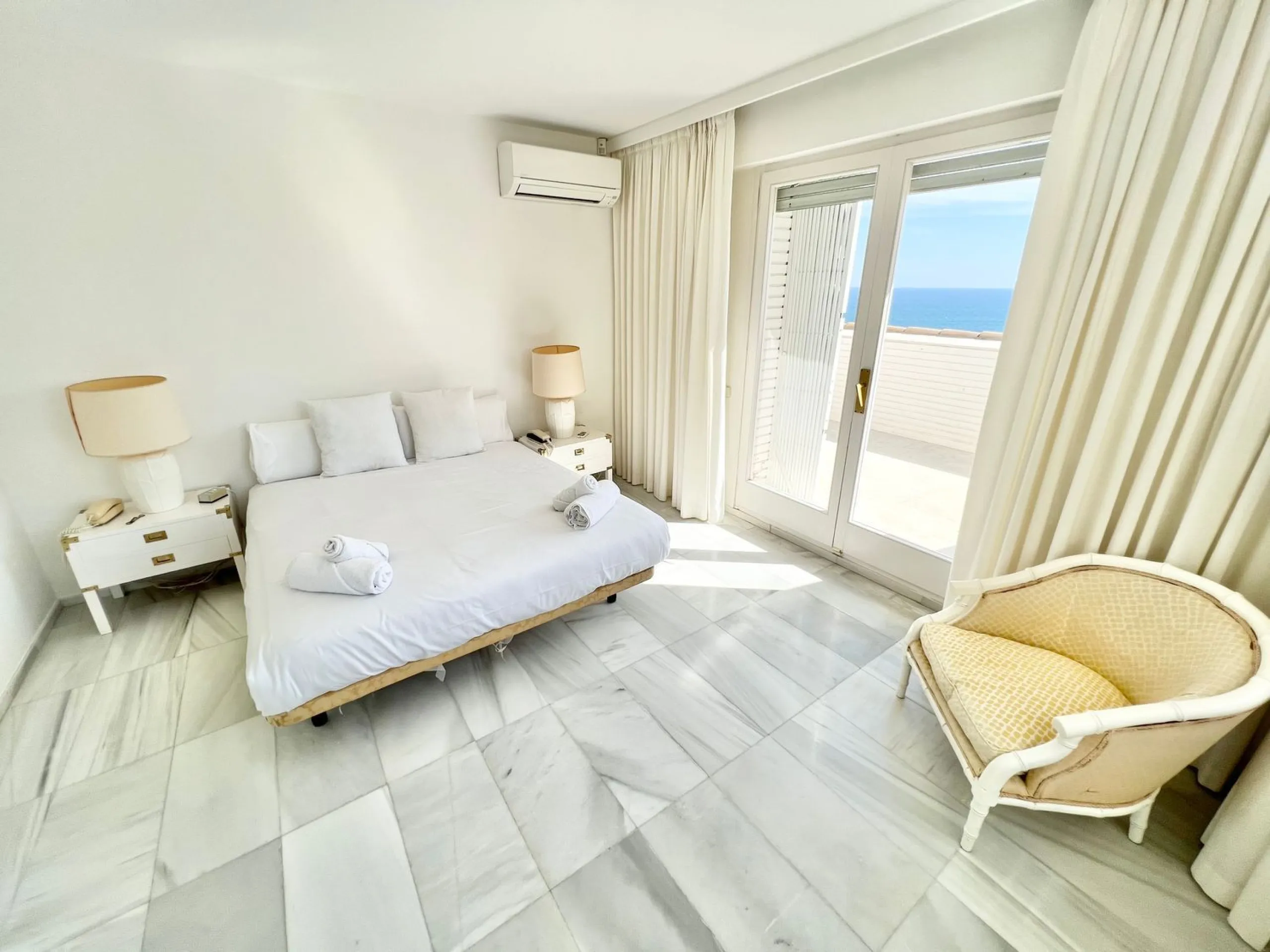 Villa exclusiva y privada con vistas al mar en Bellamar, Castelldefels