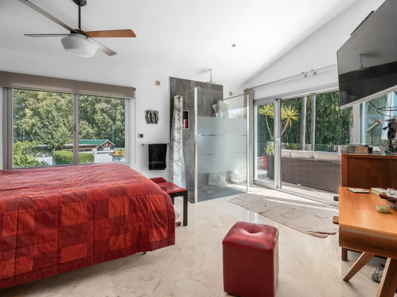 Detached beachside home in San Pedro, set opposite the woodland area and Roman ruins, and within easy walking distance of amenities, the beach, restaurants and the town centre.
