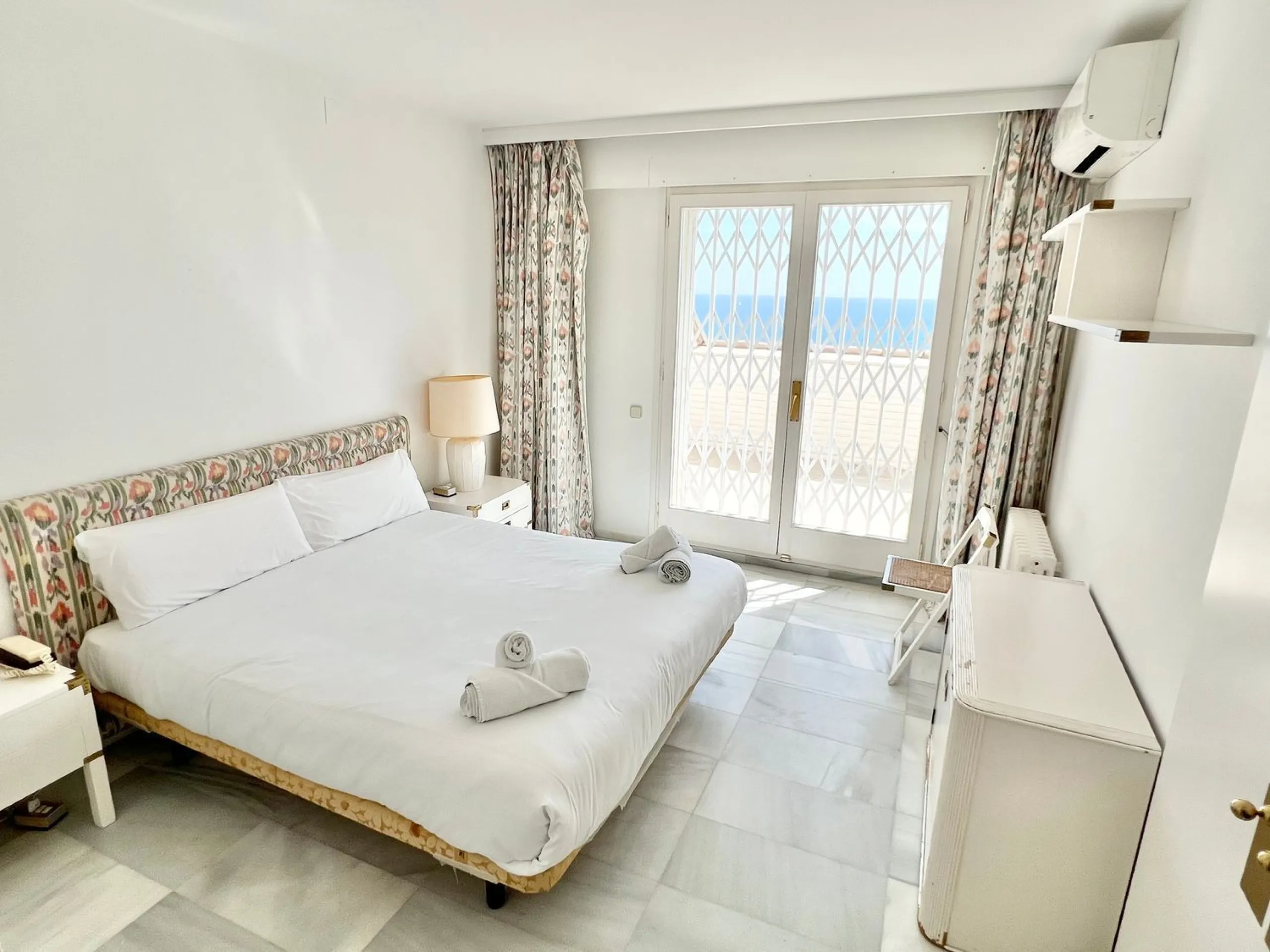 Villa exclusiva y privada con vistas al mar en Bellamar, Castelldefels