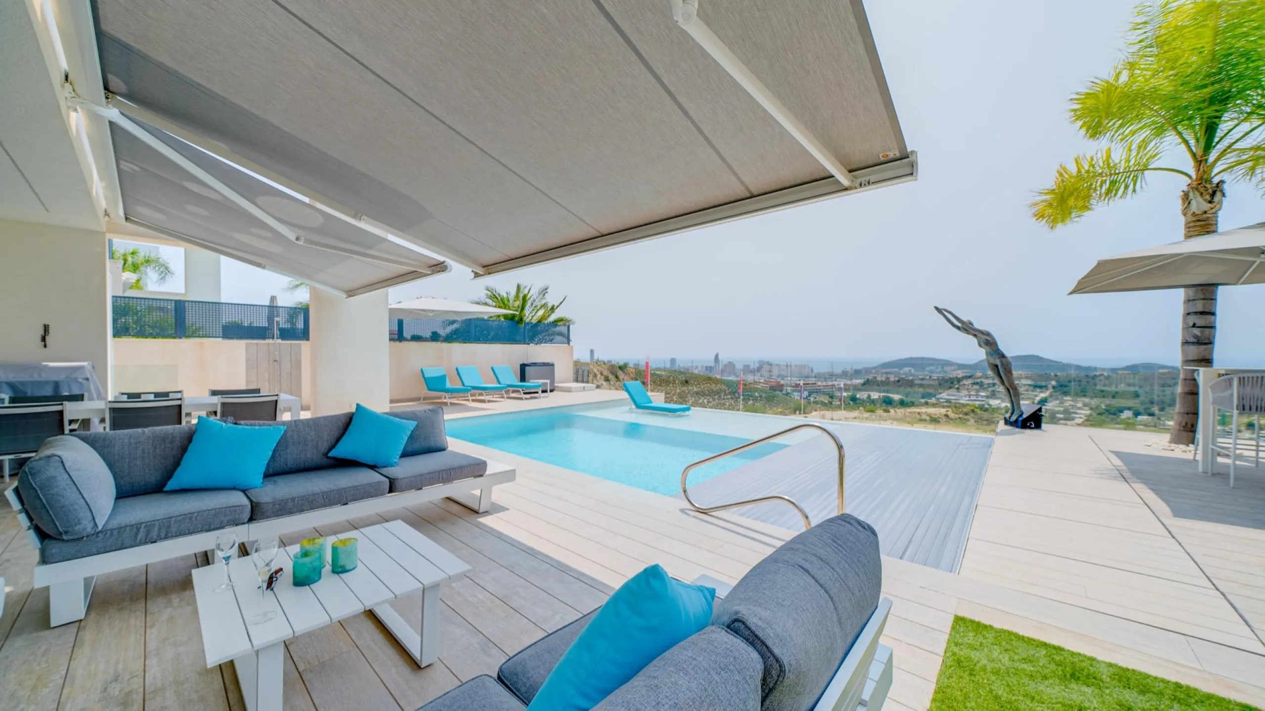 LUXURY VILLA FOR A LARGE FAMILY IN FINESTRAT