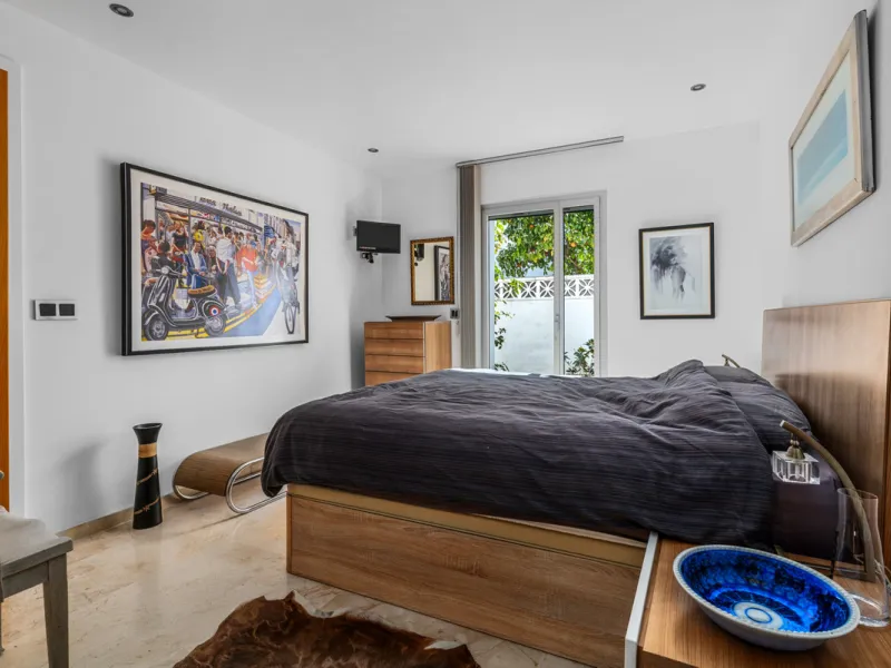 Detached beachside home in San Pedro, set opposite the woodland area and Roman ruins, and within easy walking distance of amenities, the beach, restaurants and the town centre.