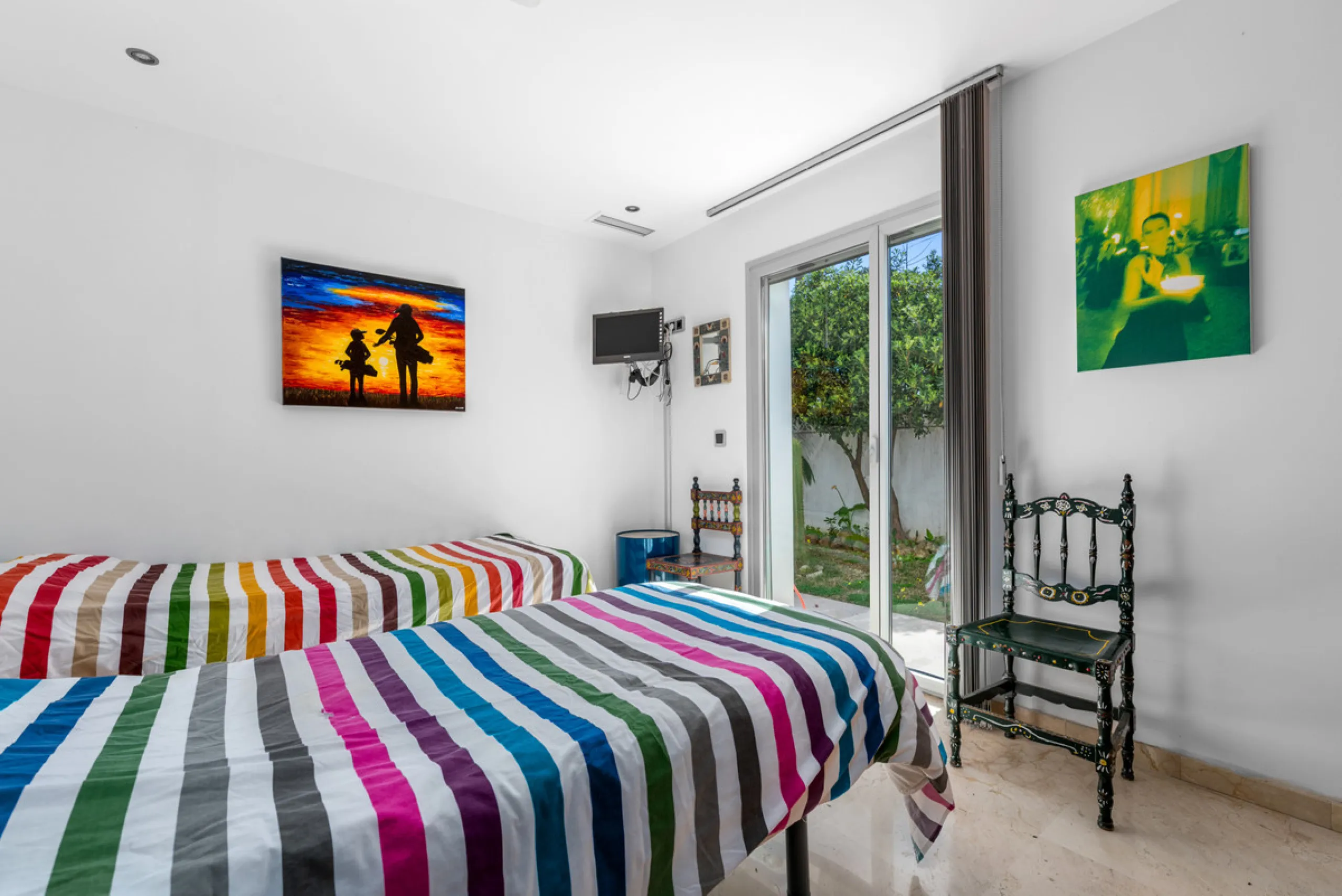 Detached beachside home in San Pedro, set opposite the woodland area and Roman ruins, and within easy walking distance of amenities, the beach, restaurants and the town centre.