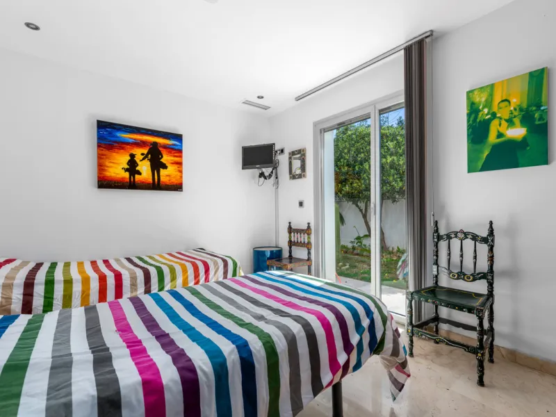 Detached beachside home in San Pedro, set opposite the woodland area and Roman ruins, and within easy walking distance of amenities, the beach, restaurants and the town centre.