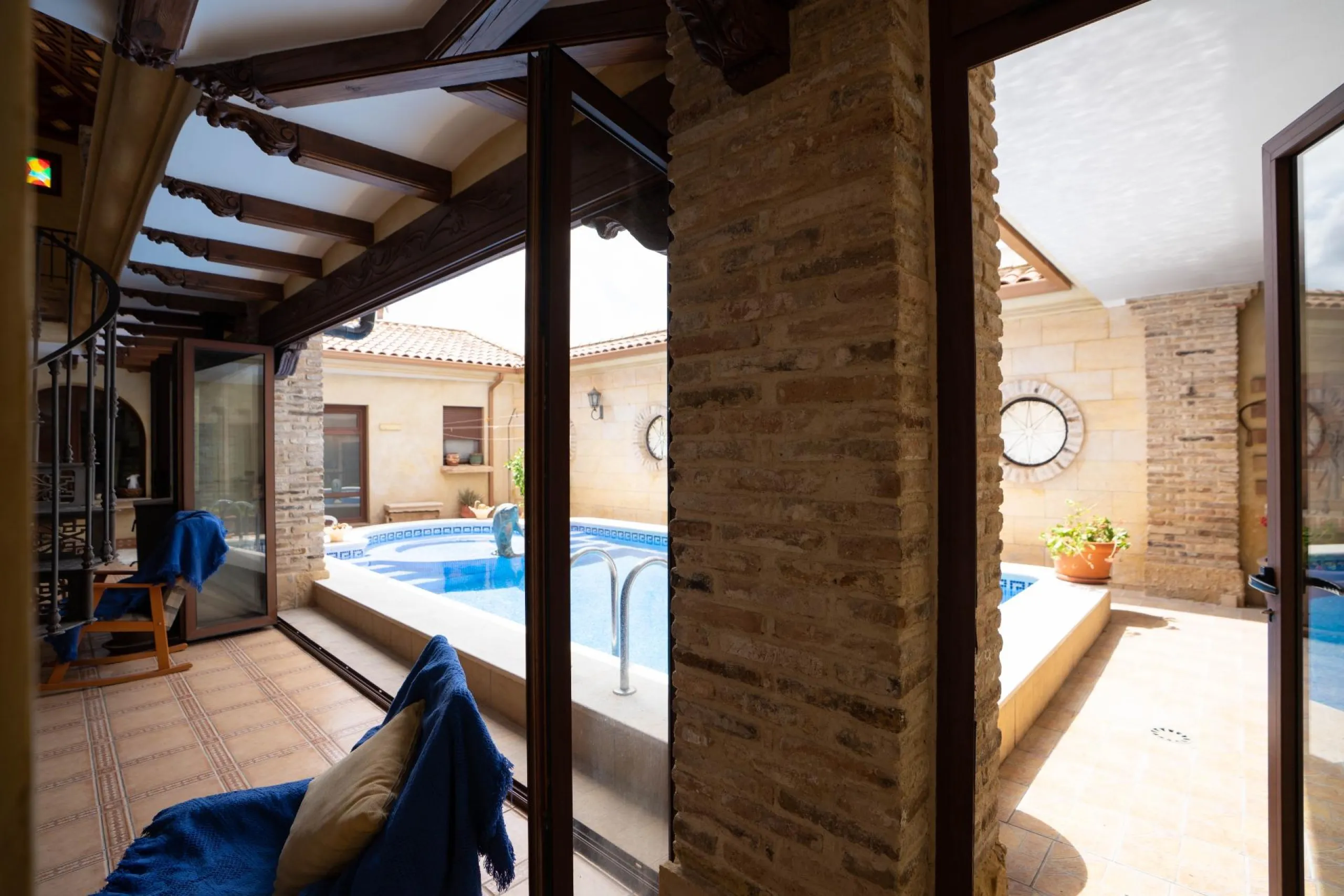 БОЛЬШОЙ ДОМ С КОММЕРЧЕСКИМ ПОМЕЩЕНИЕМ В САН-МИГЕЛЬ-ДЕ-САЛИНАС
