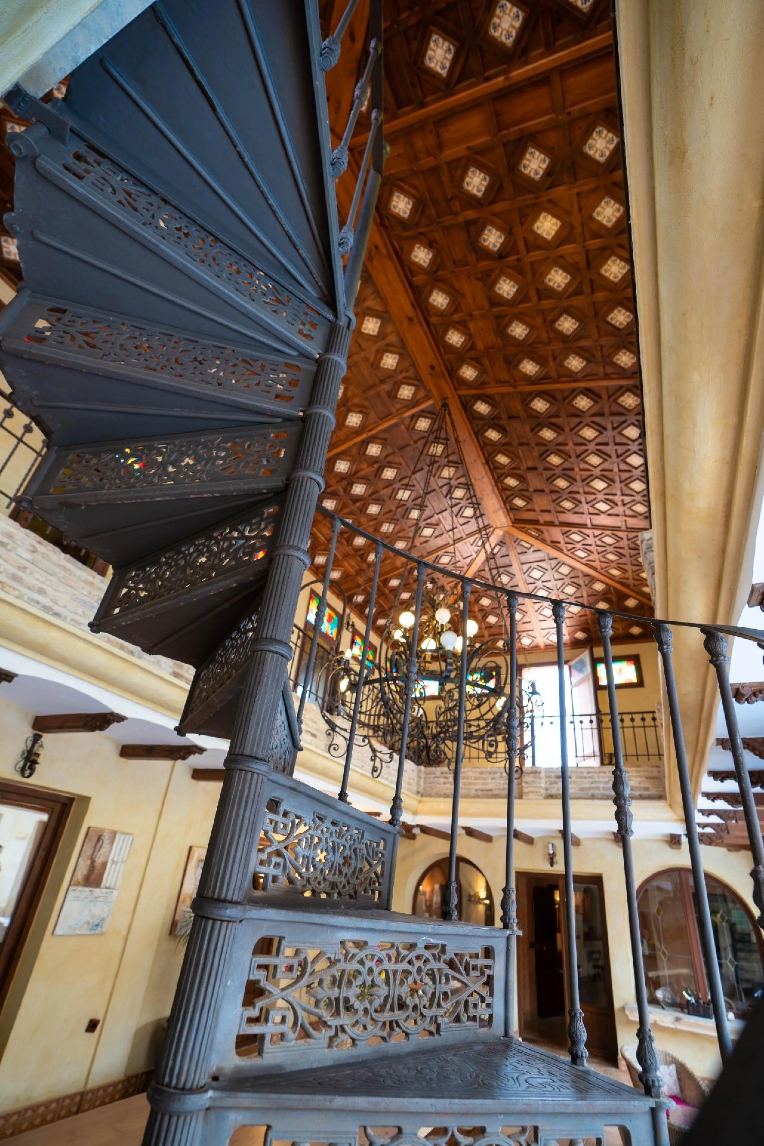 БОЛЬШОЙ ДОМ С КОММЕРЧЕСКИМ ПОМЕЩЕНИЕМ В САН-МИГЕЛЬ-ДЕ-САЛИНАС