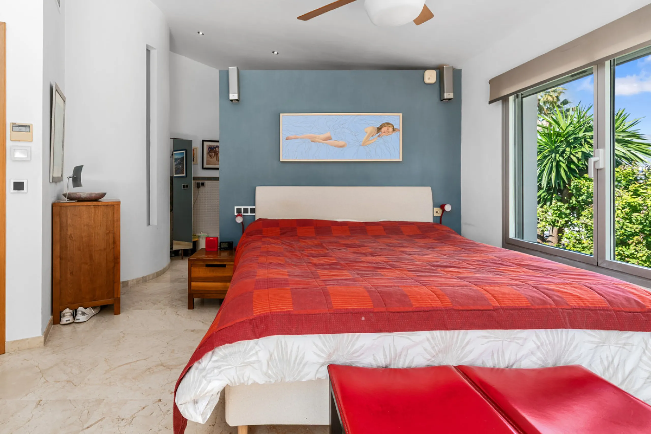 Detached beachside home in San Pedro, set opposite the woodland area and Roman ruins, and within easy walking distance of amenities, the beach, restaurants and the town centre.