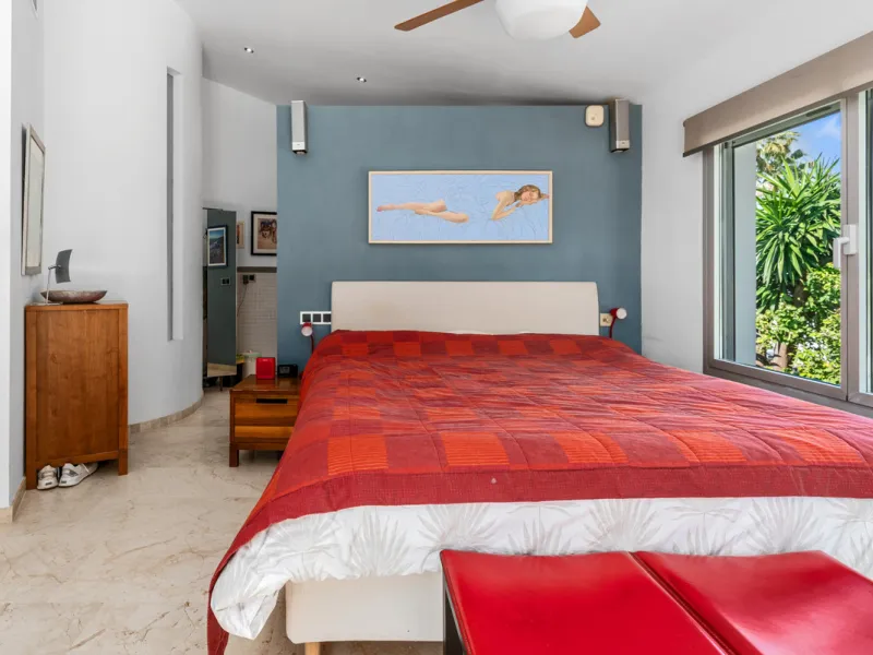 Detached beachside home in San Pedro, set opposite the woodland area and Roman ruins, and within easy walking distance of amenities, the beach, restaurants and the town centre.